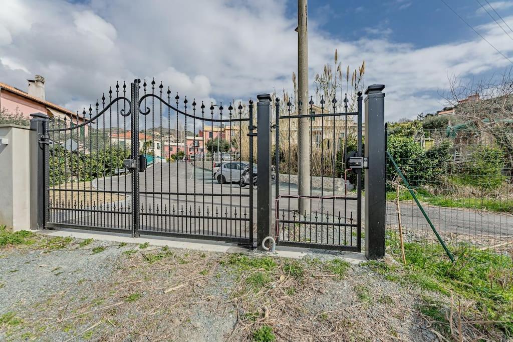 Charming One-Floor Villa With Garden, Car Parking Albisola Superiore Buitenkant foto